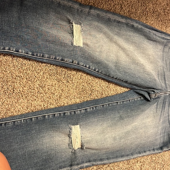 KanCan Jean. Straight leg Jean with light rips in the knees - Picture 3 of 5